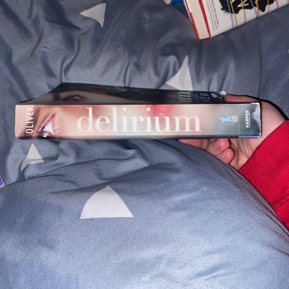 3/20$ Books 📚- Delirium - Picture 3 of 7